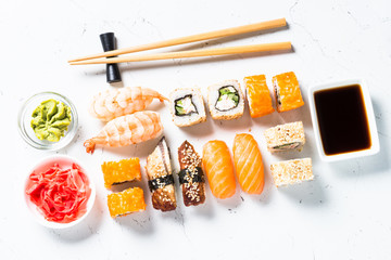 Rouleau de sushi et sushi sur fond blanc.