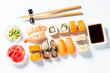 Papier Peint photo Bar à sushi Rouleau de sushi et sushi sur fond blanc.