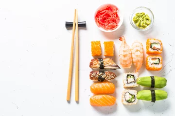 Fotobehang Sushi en sushi roll ingesteld op witte achtergrond. © nadianb