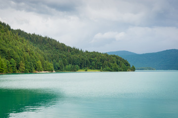 Regenwolken am Walchensee in den Alpen in Deutschland