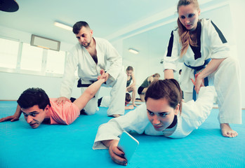 Obraz premium Woman is taking selfies while training in pairs