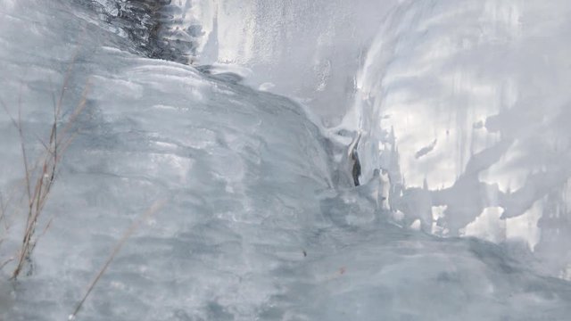 Detalhe de gelo nas paredes de uma montanha