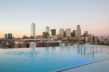 Fototapeta na wymiar Dallas skyline and infinity pool