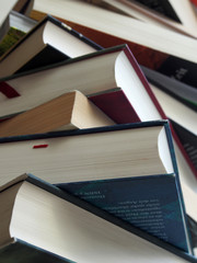 Bibliothek: Unordentlich gestapelte Bücher