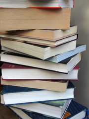 Bibliothek: Unordentlich gestapelte Bücher