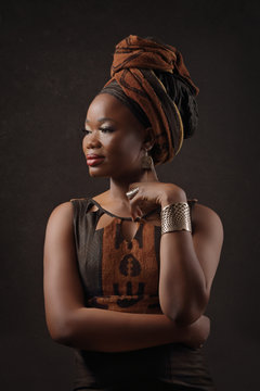 portrait belle femme noire africaine avec foulard dans cheveux 