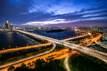 Fototapeta na wymiar The night view of Mapo Bridge in Seoul.
