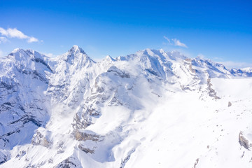 Obraz premium Oszałamiający widok na słynne szczyty: Eiger, Monch i Jungfrau Alp szwajcarskich w Oberland Berneński, z góry Schilthorn, Canton of Bern w Szwajcarii.