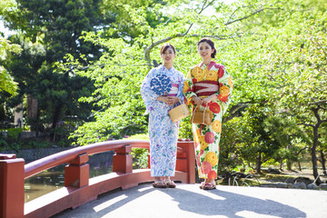 浴衣を着て微笑んでいる女性たち