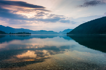 Sonnenaufgang am See in den Bergen