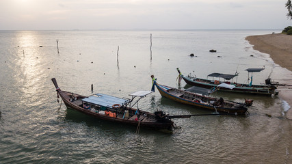 Obraz premium Fishing boat parked on the sea shore