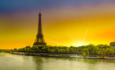 Fototapeta na wymiar Magnificent Sunrise with the Eiffel Tower and Seine riverview from Bir Hakeim bridge