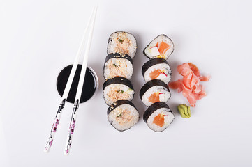 Hosomaki i nigiri. Tradycyjne japońskie sushi. - obrazy, fototapety, plakaty