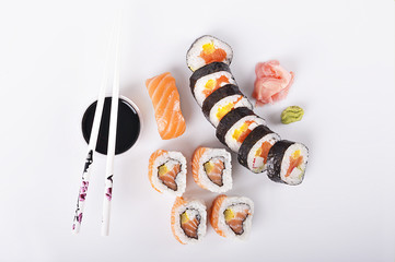 Sushi. Tradycyjne japońskie sushi. - obrazy, fototapety, plakaty