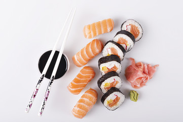 Hosomaki z łososiem. Tradycyjne japońskie sushi. - obrazy, fototapety, plakaty