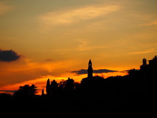 Obraz premium Fiery sunset from the old city of Bergamo to the hills surrounding the town