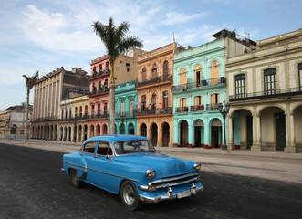 Bâtiments colorés et architecture coloniale historique avec une voiture classique générique (logos et ornement de capot ou de capot enlevés) sur le Paseo del Prado, au centre-ville de La Havane, Cuba.