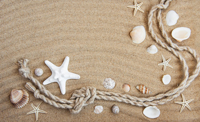Fototapeta na wymiar Seashells and sea decorations with rope