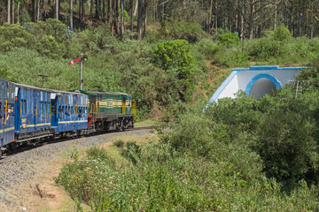 Naklejka premium Pociągiem kolejką górską Nilgiri po opuszczeniu Ooty w drodze do Coonoor w Tamil Nadu. Posiada status światowego dziedzictwa UNESCO
