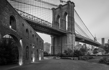 Fototapeta premium Black and White of the Sunrise Over Manhattan View from Brooklyn