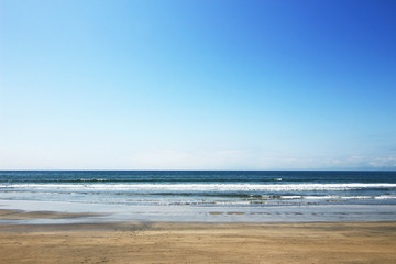 青空の下の静かな海岸