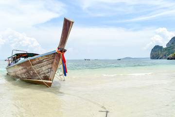 Fototapeta na wymiar The Long-tail boat waiting for tourists at Thale Waek/Separated Sea. Krabi Thailand. 