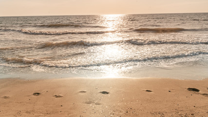 onde del mare al tramonto