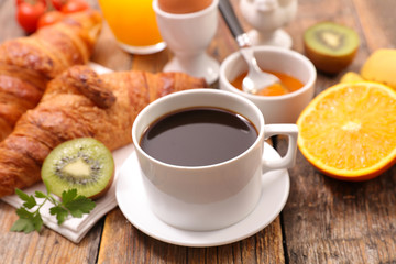 Obraz na płótnie Canvas coffee cup and croissant