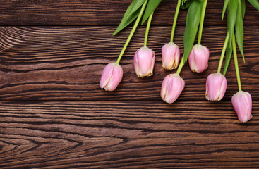  tulips on wooden table