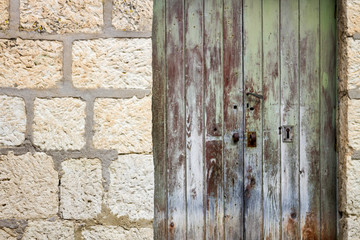 porta antica su muro di pietra