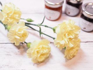 黄色のカーネーションとジャム