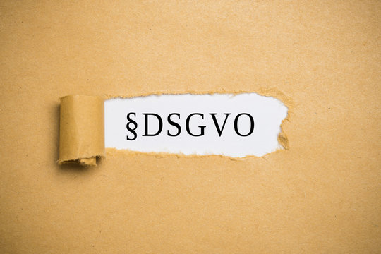 aufgerissener Briefumschlag mit Abkürzung "§DSGVO" 