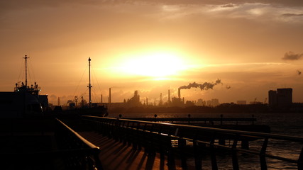 工場地帯の夕焼け
