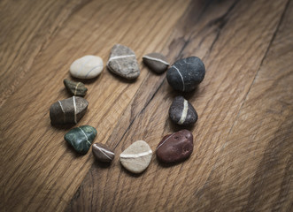 Steinkreis auf altem Holz