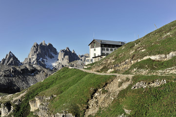 Fototapeta na wymiar Auronzohütte, Rifugio Auronzo, 2320m, südlich der Drei Zinnen, Drei-Zinnen-Wanderweg, Sextener Dolomiten, Italien, Europa