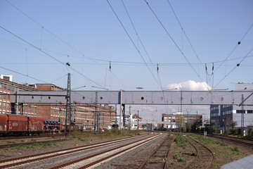 Fototapeta na wymiar Schienennetz Rüsselsheim Opelwerk / Eisenbahnwagons von Güterzügen stehen auf den Schienen vor dem Opelwerk in Rüsselsheim.