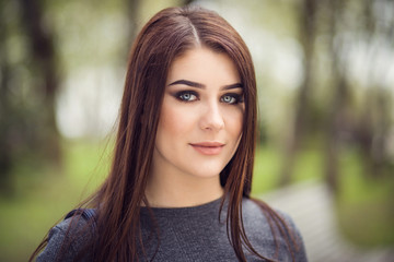 Naklejka premium girl posing in park