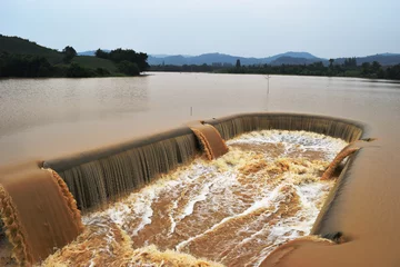 Papier Peint photo Barrage L& 39 eau trouble dans le barrage déborde dans le déversoir , Thaïlande