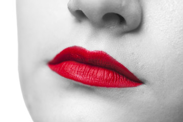 Czerwone i pełne usta młodej kobiety 