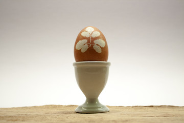 easter_egg_with_herb_colored_with_onionskin_on_wood.jpg