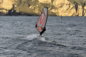 Windsurfer surfen bei starkem Wind auf dem Gardasee bei Malcesine, Venetien, Italien, Europa