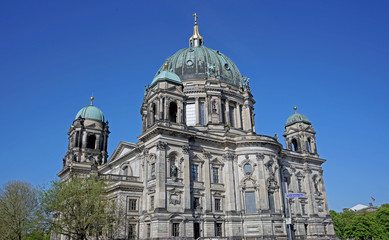 Fototapeta na wymiar Duomo di Berlino a mezzogiorno 