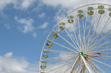 Windrad vor blauem Himmel mit Wolken