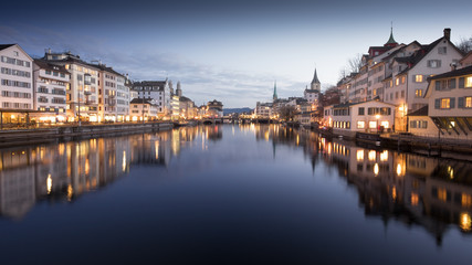 Spiegelung über der Limmat in Zürich