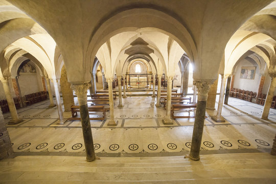 Italia, Toscana, Firenze, chiesa di San Miniato al Monte. La cripta con il santo San Miniato.