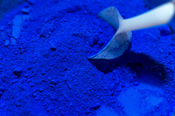 White scoop with ultramarine blue color pigments