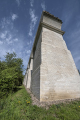 Gros plan d'un pilier de l'aqueduc d'Ars sur Moselle