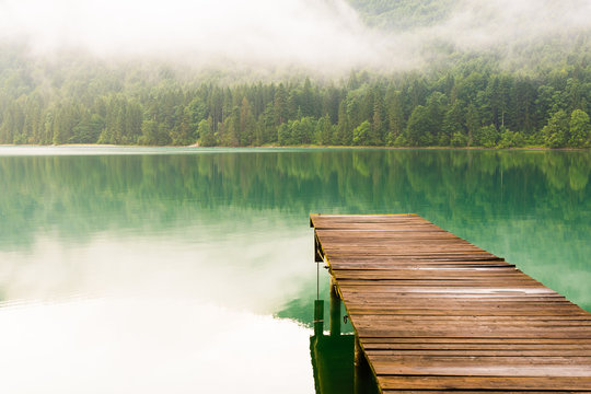 See mit Wald und Nebel in Herbst Stimmung - Walchensee mit Steg