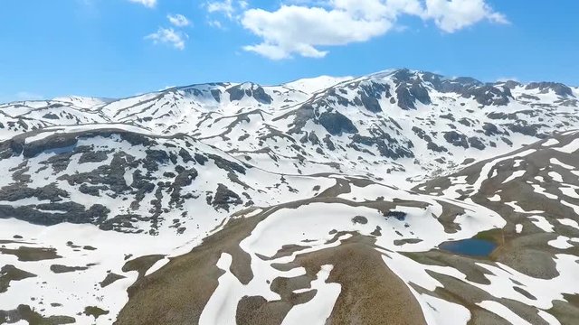 Zirvelerdeki Kar Dokuları