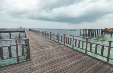 Obraz premium Wooden Pier at Tropical Beach